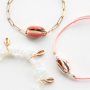 Met schelp kralen kun je nu zelf deze zomerse sieraden maken: 