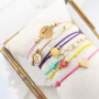 Ga aan de slag met gekleurd elastiek en maak trendy armbanden!