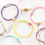 Ga aan de slag met gekleurd elastiek en maak trendy armbanden!