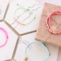Deze trendy armbanden kun je maken met het nieuwe macram&eacute; draad