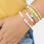 Zie hier hoe je zelf leuke armbanden kunt maken met letterkralen: 