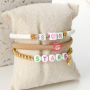 Zie hier hoe je zelf leuke armbanden kunt maken met letterkralen: 