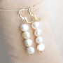 Met zoetwaterparels kun je deze haaraccessoires en oorbellen maken: