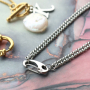 Minimalistische sieraden met goud en zilver maak je zo: 