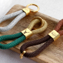 Deze winterse Mix & Match sleutelhangers kun je eenvoudig zelf maken: 