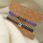 Deze armbanden kun je maken met het nieuwste elastisch stitched lint: 