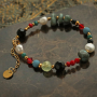 Oorbellen en armbanden maken met diverse soorten kralen doe je zo: