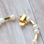 Trendy armbanden maken met zoetwaterparels, satijn draad en gekleurd elastiek doe je zo: