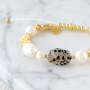 Trendy armbanden maken met zoetwaterparels, satijn draad en gekleurd elastiek doe je zo: