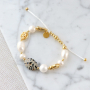 Trendy armbanden maken met zoetwaterparels, satijn draad en gekleurd elastiek doe je zo: