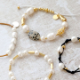Trendy armbanden maken met zoetwaterparels, satijn draad en gekleurd elastiek doe je zo: