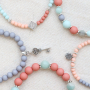 Deze vrolijk gekleurde armbanden maak je met acryl kralen: