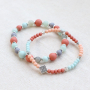 Deze vrolijk gekleurde armbanden maak je met acryl kralen: