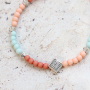 Deze vrolijk gekleurde armbanden maak je met acryl kralen: