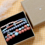 Deze vrolijk gekleurde armbanden maak je met acryl kralen: