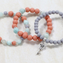 Deze vrolijk gekleurde armbanden maak je met acryl kralen: