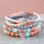 Deze vrolijk gekleurde armbanden maak je met acryl kralen: