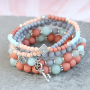 Deze vrolijk gekleurde armbanden maak je met acryl kralen: