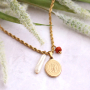 Get inspired! Cre&euml;er een trendy look met schakelkettingen en armbanden: 