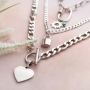 Get inspired! Cre&euml;er een trendy look met schakelkettingen en armbanden: 