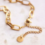 Get inspired! Cre&euml;er een trendy look met schakelkettingen en armbanden: 