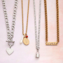 Get inspired! Cre&euml;er een trendy look met schakelkettingen en armbanden: 