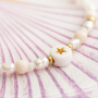 Met acryl letterkralen en zoetwaterparels kun je deze leuke armbanden maken: