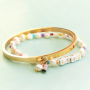 Met acryl letterkralen en zoetwaterparels kun je deze leuke armbanden maken: