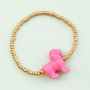 Met acryl letterkralen en zoetwaterparels kun je deze leuke armbanden maken: