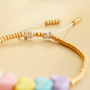 Met acryl letterkralen en zoetwaterparels kun je deze leuke armbanden maken: