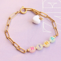 Met acryl letterkralen en zoetwaterparels kun je deze leuke armbanden maken: