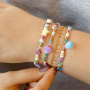 Met de kleurrijke acryl kralen kun je deze armbandjes maken: 