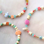 Met de kleurrijke acryl kralen kun je deze armbandjes maken: 