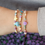 Met de kleurrijke acryl kralen kun je deze armbandjes maken: 