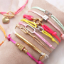 Inspiratie voor het maken van trendy armbandjes met rvs tussenstukken en satijn draad 