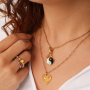 Ontwerp classy sieraden met yin-yang bedels en smiley kralen 