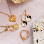 Ontwerp classy sieraden met yin-yang bedels en smiley kralen 