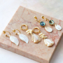 Bekijk hier hoe je zomerse sieraden maakt met schelp bedels