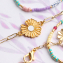 Stijlvolle zomerse sieraden ontwerpen met goudkleurige bloem bedels van DQ metaal 