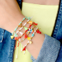 Met de kleurrijke mini kwastjes maak je de vrolijkste zomerse armbanden en enkelbandjes: