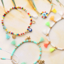Met de kleurrijke mini kwastjes maak je de vrolijkste zomerse armbanden en enkelbandjes:
