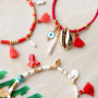 Met de kleurrijke mini kwastjes maak je de vrolijkste zomerse armbanden en enkelbandjes: