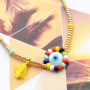 Met de kleurrijke mini kwastjes maak je de vrolijkste zomerse armbanden en enkelbandjes: