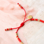 Met de kleurrijke mini kwastjes maak je de vrolijkste zomerse armbanden en enkelbandjes: