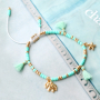 Met de kleurrijke mini kwastjes maak je de vrolijkste zomerse armbanden en enkelbandjes: