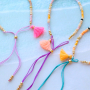 Kleurrijke armbanden maken met 1,5 cm kwastjes, macram&eacute; draad en diverse kralen!