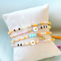 Kleurrijke armbanden maken met 1,5 cm kwastjes, macram&eacute; draad en diverse kralen!