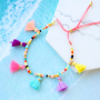 Kleurrijke armbanden maken met 1,5 cm kwastjes, macram&eacute; draad en diverse kralen!