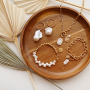 Maak een eyecatching sieraden set met zoetwaterparels, stainless steel jasseron en een robuuste sluiting.