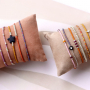 Maak minimalistische armbanden met deze kleine rocailles 